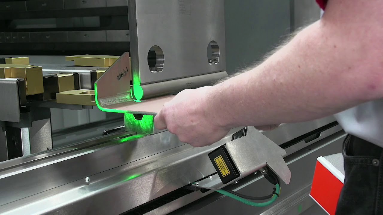 CNC-Abkantpresse beim präzisen Abkanten und Biegen von Blechen
