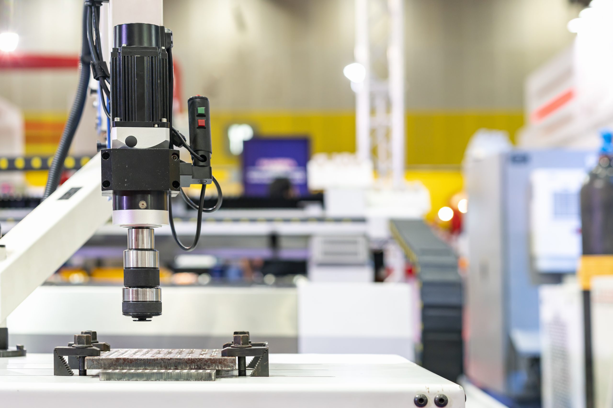 Mechanische Anarbeitung von Blechteilen durch Bohren und Senken