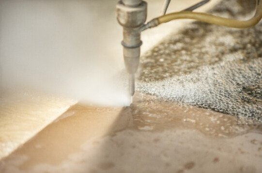 Mehr über den Artikel erfahren Wasserstrahlschneiden vs. Laserschneiden: der Test