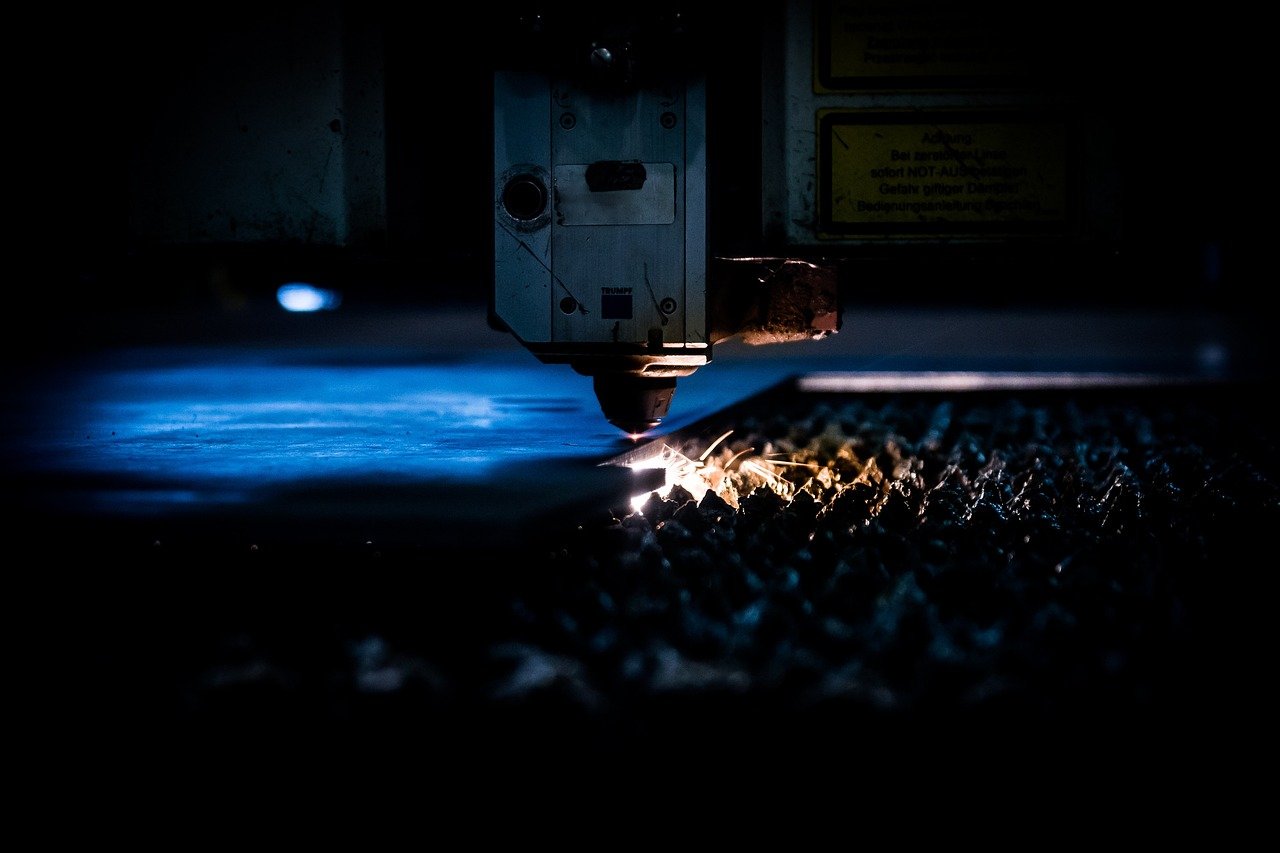 Mehr über den Artikel erfahren Blechlaserschneiden: Prozesse des Laserzuschnitts