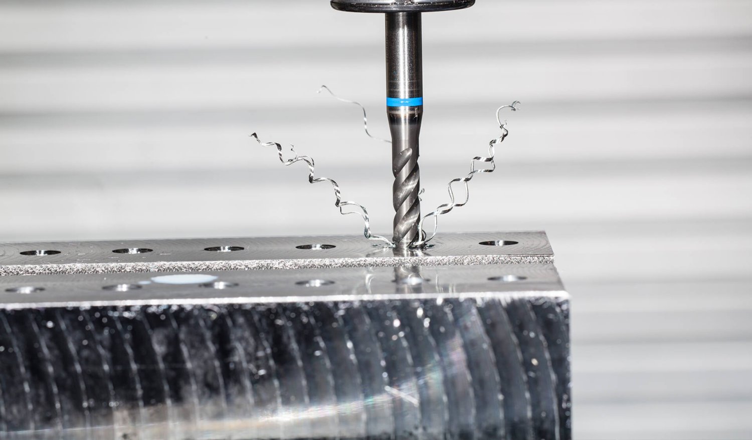 Mechanische Anarbeitung mit Bohren und Gewindeschneiden an Metallbauteilen