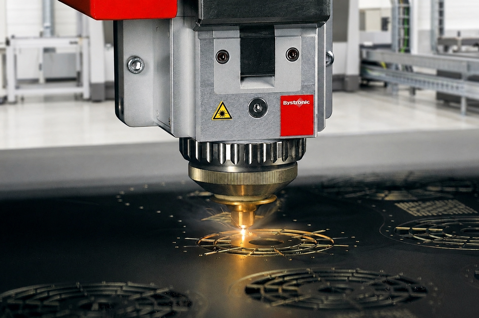 Bystronic Laserschneidanlage beim präzisen Laserschneiden von Metallblech
