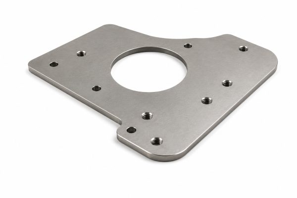 Mechanisch bearbeitetes Blechteil mit Bohrungen und Ausschnitt