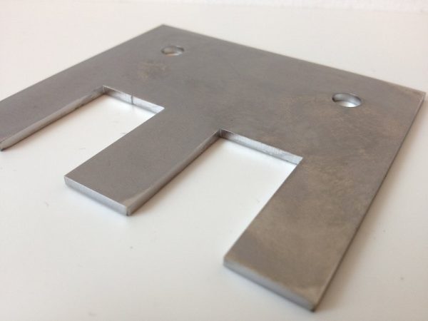 Präziser Laserzuschnitt eines Flachteils aus Stahl mit Ausschnitt